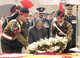 President A.P.J. Abdul Kalam lays a wreath on the memorial to Mahatma Gandhi 