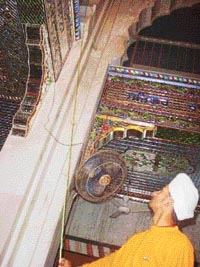 A sevadar points at the rope by which thieves entered the gurdwara