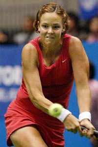 Lindsay Davenport of the USA returns a shot to Tamarine Tanasugarn of Thailand 