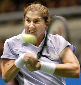 Monica Seles of the United States powers a return to compatriot Chanda Rubin