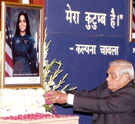 Prime Minister Atal Behari Vajpayee pays homage to Kalpana Chawla
