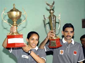 Abhin Shyam Gupta and Aparna Popat both from Petroleum Sports Control Board hold their trophies