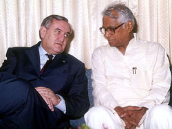 French Prime Minister Jean Pierre-Raffarin talks to Indian Defence Minister