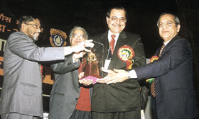 Minister of State for Petroleum and Natural Gas and Parliamentary Affairs Santosh Gangwar presenting the award 