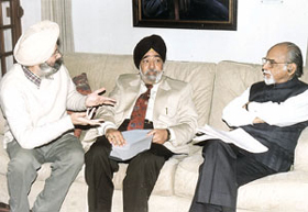 DSGMC office-bearers call on former Prime Minister I. K. Gujral seeking his intervention for commuting the death sentence of Davinder Singh Bhullar