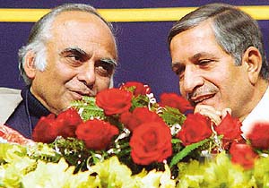 Dr N.K. Ganguly, Director-General ICMR (Delhi), discusses a point with Prof S.K. Sharma, Director PGI