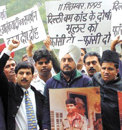 Activists of the Akhil Bharatiya Muslim Yuva Ekta Committee stage a march in support of the death sentence handed to D. S. Bhullar