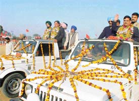 Ashok Dewan, goalkeeper of the Indian hockey team which won the World Cup in 1975, waves to the crowd