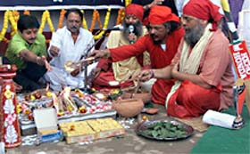 Snehashish Ganguly, elder brother of Indian cricket captain Sourav Ganguly and the Mayor of Kolkata, Subrata Mukkherjee, chant hymns 