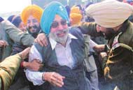 Former Ludhiana Mayor Apinder Singh Grewal being rounded up by policemen during �rasta roko�