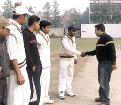 Sanjay Arora of Reebok inaugurating the Rajdhani Cricket Tournament