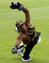 Pakistani wicket-keeper Rashid Latif dives for a catch 