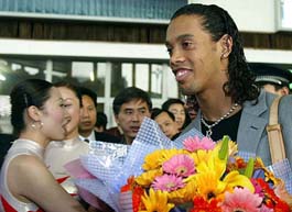 Brazilian soccer star Ronaldinho arrives in Guangzhou international airport 