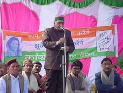 Senior Congress leader Moti Lal Vora speaks at an election meeting
