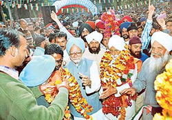 Senior Congress leader Manmohan Singh acknowledges the greetings of party workers before addressing an election rally at Paonta Sahib on Tuesday.