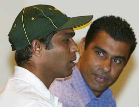 Pakistan's wicket-keeper Rashid Latiff speaks with his captain Waqar Younis