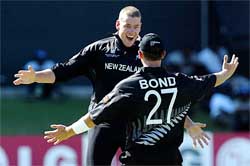 New Zealand's Jacob Oram and Shane Bond celebrate 
