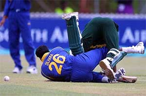 Sri Lankan bowler Dilhara Fernando and Alok Kopali of Bangladesh collide