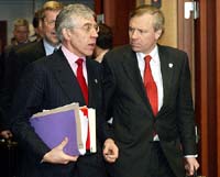 British Foreign Secretary Jack Straw talks to his Dutch counterpart Jaap de Hoop Scheffer 