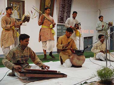 Students of S D College perform at the �old student meet� 