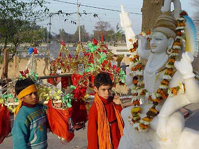 Two young 'Kanvad' arrive in Ambala