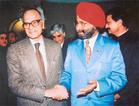 Mr N.S.Nanda, president of the Hotel and Restaurant Association of Punjab, welcomes Union Minister for Tourism and Culture, Mr Jagmohan