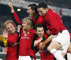 Manchester United's Ryan Giggs celebrates with teammates after scoring against Juventus 