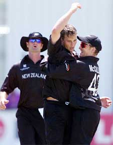 New Zealand's Shane Bond and Brendan McCullum celebrate the wicket of Bangladesh's Mohammed Rafique 