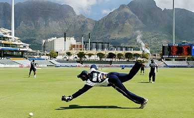 Sri Lankan wicketkeeper Kumar Sangakkara trains in Cape Town