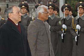 Defence Minister George Fernandes walks with his Uzbek counterpart, Kadyr Gulyamov