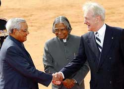 Prime Minister Atal Behari Vajpayee shakes hand with of German President Johannes Rau