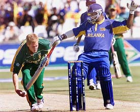South African captain Shaun Pollock attempts to run out Sri Lankan captain Sanath Jayasuriya