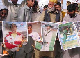 Angry cricket fans burn posters of their players in Pakistan