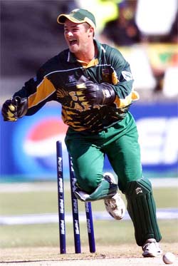 South African wicketkeeper Mark Boucher celebrates as Sri Lankan captain Sanath Jayasuriya is run out for 16