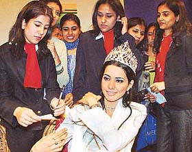 Femina Miss India Universe-2003, Nikita Anand, surrounded by students