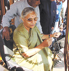 Chief Minister Sheila Dikshit during the launch of the barges for cleaning the Yamuna near Majnu ka Tila 