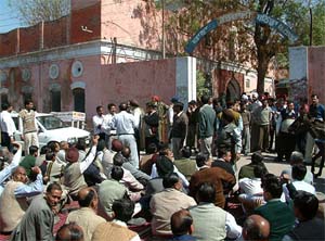 Traders sit on dharna in front of Kotwali police station in Bathinda 