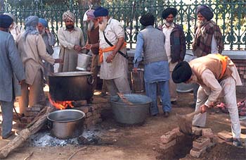 An open air kitchen being run adjacent to Barandari gardens by agitating BKU farmers in Patiala 