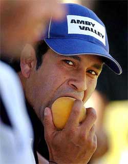 India's Sachin Tendulkar grabs a bite 