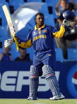 Sri Lanka's Aravinda de Silva acknowledges the crowd after being dismissed for 92