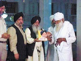 Baba Harbans Singh Kar Sewa Wale releasing the book, Et Raha, written by Prof Darshan Singh