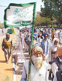 Six farmer unions marching towards the Kisan Bhavan to hold a dharna in Chandigarh against the Punjab State Electricity Board