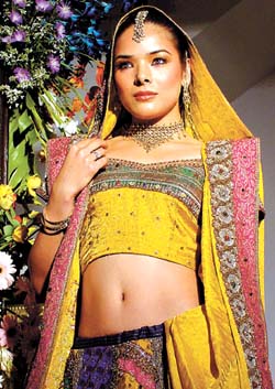 A model displays the Spring-Summer ensemble unveiled by Anshu Modi 