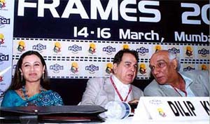Thespian Dilip Kumar flanked by film maker Yash Chopra and actress Rani Mukherjee 