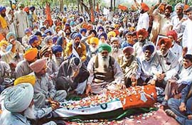 Members of six farmer unions mourn the death of farmer Mukhtiar Singh