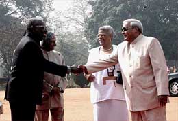 Prime Minister Atal Behari Vajpayee shakes hand with Surinam President Runaldo Ronald Venetiaan as President Dr. APJ Abdul Kalam and first lady of Surinam look on 