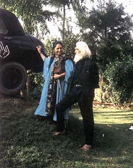 Producer-director Chandramanii with M. F. Husain during the making of 'Namashkar Kalakaar'