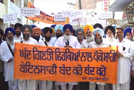 Mr Balwant Singh Nandgarh, Jathedar of Takhat Sri Damdama (in middle) leads a march 