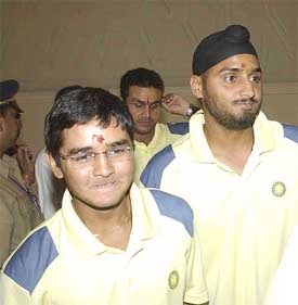 Harbhajan Singh and Parthiv Patel being welcomed at the Chhatrapati Shivaji International Airport