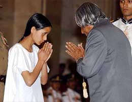 President A.P.J. Abdul Kalam presents Shaurya Chakra to Shanti Bai